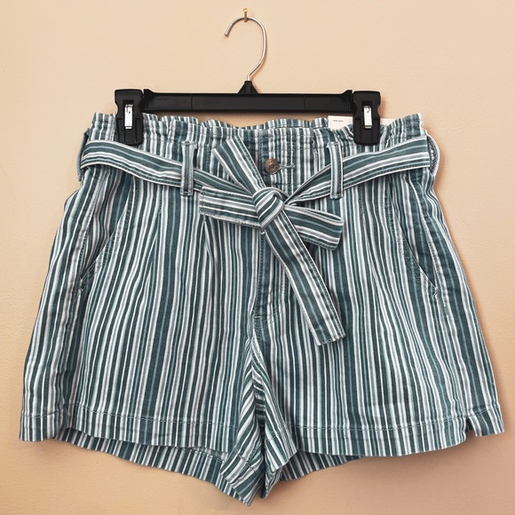 American Eagle Outfitters Pants - NWT high-waisted American Eagle mom shorts // swipe to see unfiltered raw color